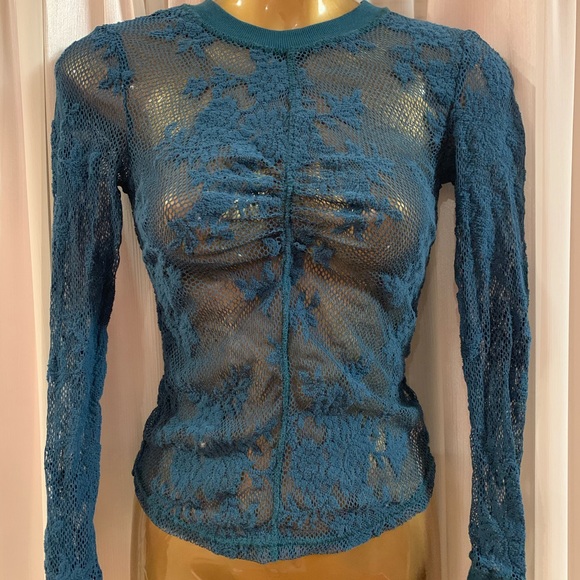 Beautiful top - Picture 1 of 9